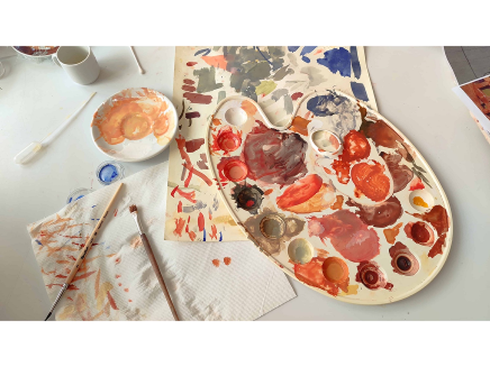 Tavolozza con pigmenti e colori