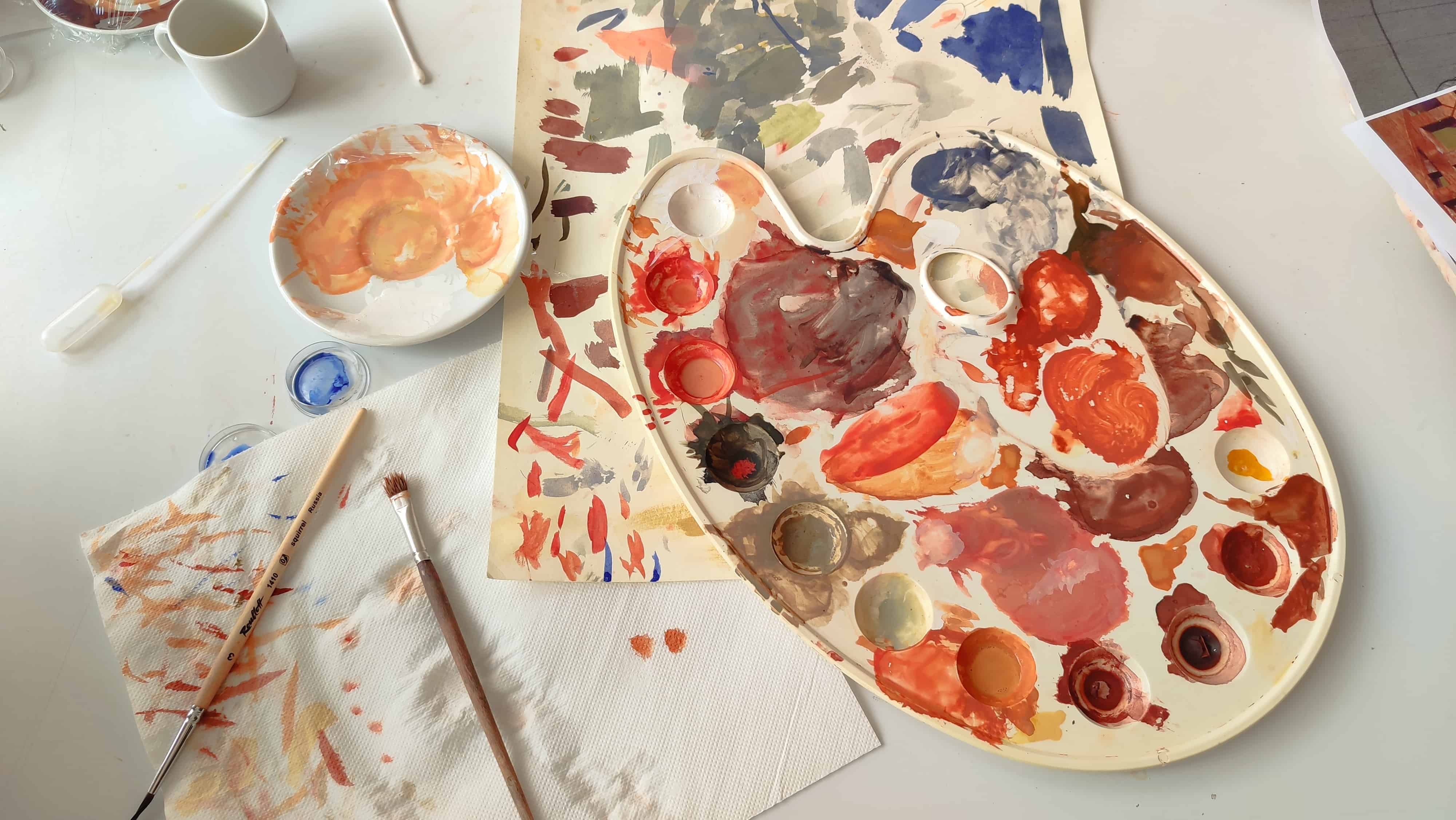 Tavolozza con pigmenti e colori