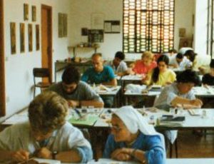 Allievi al lavoro durante un corso di iconografia a Villa Ambiveri