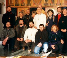 Gli iconografi e i sacerdoti della Scuola di Seriate riuniti davanti alle icone