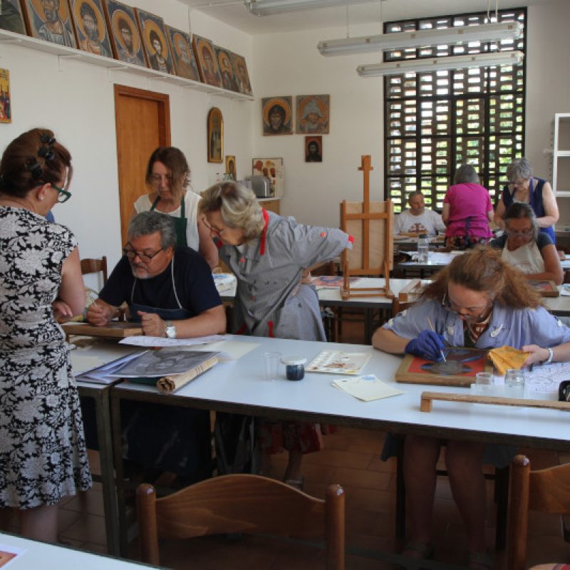 Corsisti al lavoro sull'icona del Pantocratore