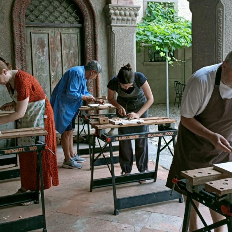 Corsisti del primo anno al lavoro sulla tavola. 