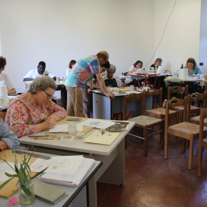 Corsisti si esercitano sul disegno